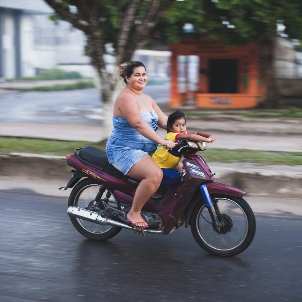 mujer en moto con niño