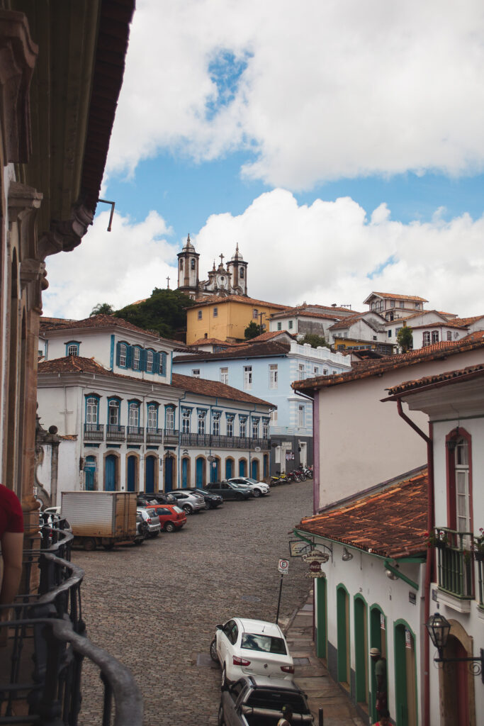 ciudad antigua con calles de adoquines