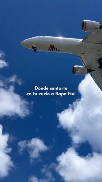 Si piensas viajar a Rapa Nui aquí te dejamos algunos datitos sobre el vuelo.✈️👇🏽

💰 Un pasaje a Rapa Nui barato puede costar desde 300.000 CLP ida y vuelta. Si lo ves a ese precio no lo dudes y aprovecha la oportunidad!

✈️ La única compañía aérea que llega hasta la isla es Latam, con vuelos desde Santiago de Chile.

⏰ Son aprox. 5 horas de vuelo, es el vuelo doméstico más largo de Chile.

🧳 Hasta hace poco se podían llevar 2 maletas de 23 kilos sin costo, pero Latam cambio las reglas y ahora toda maleta se paga extra.😢

🇨🇱 Aunque sea territorio nacional, desde el 2018, solo te puedes quedar 1 mes máximo en la isla. Ya que tiene una capacidad limitada.

⚠️ Debes reservar tu alojamiento antes de llegar a la isla, o contar con una carta de invitación de un local. Además de completar el formulario FUI al menos 48 hrs antes del viaje, y tener tu pasaje de vuelta. 

🏝️Si quieres ver la isla desde las alturas, elige sentarte al lado derecho del avión. Siempre que las condiciones del clima lo permitan podrás ver la isla en la inmensidad del océano.

💺Los vuelos a Rapa Nui se hacen en el Boeing 787 dreamliner. Un avión grande, cómodo, moderno y más silencioso que los antiguos modelos.

😮Si Latam cambia el horario de uno de tus vuelos, inmediatamente tienes la posibilidad de cambiar cualquiera de tus vuelos sin costo alguno.(Nosotros usamos este beneficio y gracias a esto pudimos quedarnos un día más y vivir el Nari Nari en Tapati)

Y tú, ¿Ya viajaste a Rapa Nui? piensas volver? Cuéntanos en los comentarios 👇🏽

#rapanui #isladepascua #easterisland #chile