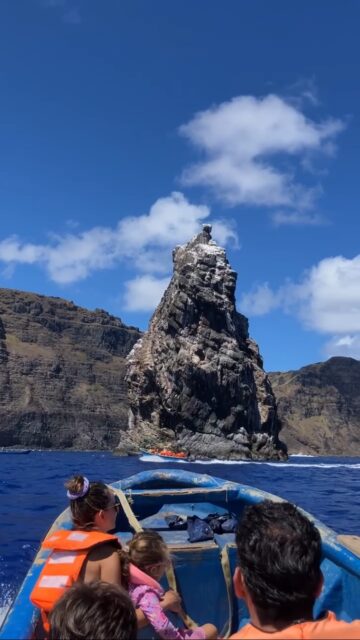 Conocimos los Motu desde cerca! 🌊💙

Motu en lengua rapa nui significa islote. Y estos 3 son muy famosos e importantes en la isla. Motu Nui, Motu Iti y Motu Kao Kao.

🦅 La historia cuenta que el Tangata Manu fue una antigua competencia ceremonial de la Aldea de Orongo. Donde representantes de distintos clanes debían nadar hasta el Motu Nui para traer el primer huevo del ave manutara. 

Quien lo lograba otorgaba a él o a su jefe el título de Tangata Manu, o sea se convertía en el líder político y espiritual de la isla.

🐟 Este tour a los motus los hicimos con @buceorapanui una empresa con más de 20 años de experiencia.

💰Cuesta 40.000 CLP por persona 46 USD 

⏰ Tiene una duración de aprox. 1 hora 30 min.

🤿 Incluye equipo de snorkel y fotos de la experiencia.

🚤 Si sufres de mareos es recomendable tomar una pastilla de mareiamin o chupar un limón.

⚠️ Los motu son áreas protegidas y zona de nidificación por lo que está prohibido bajarse y caminar por ellos.

🌊Se puede nadar en los alrededores de los distintos motus según las condiciones del mar. 

¿Te gustaría conocerlos? 

#rapanui #isladepascua #easterisland #turismochile
