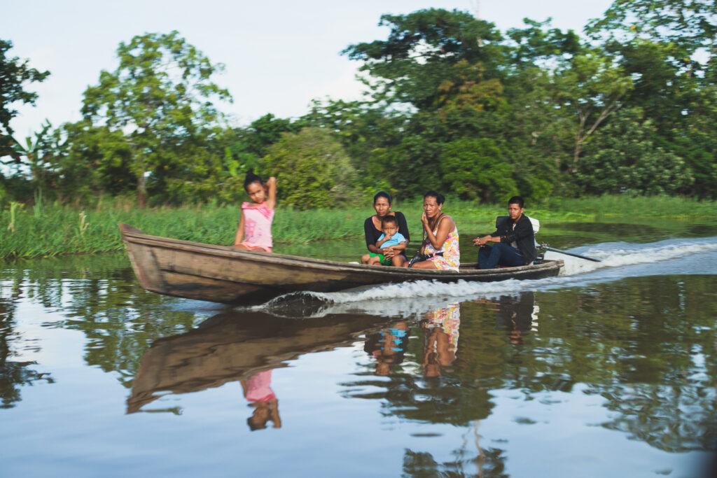 familia amazonica en bote