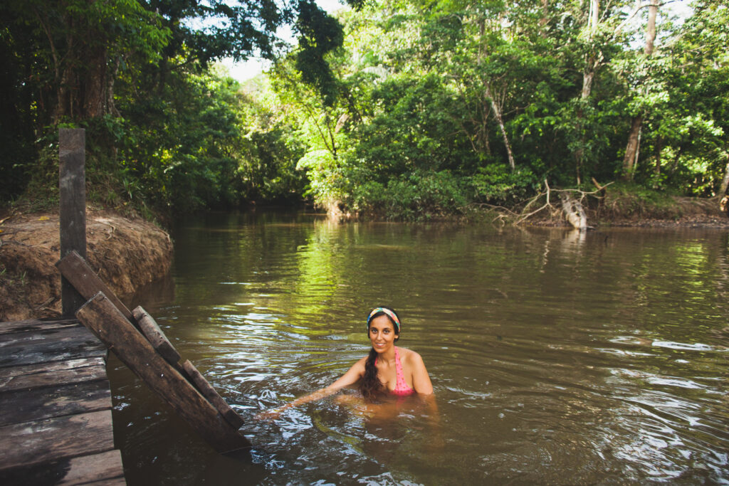 mujer en el rio amazonico