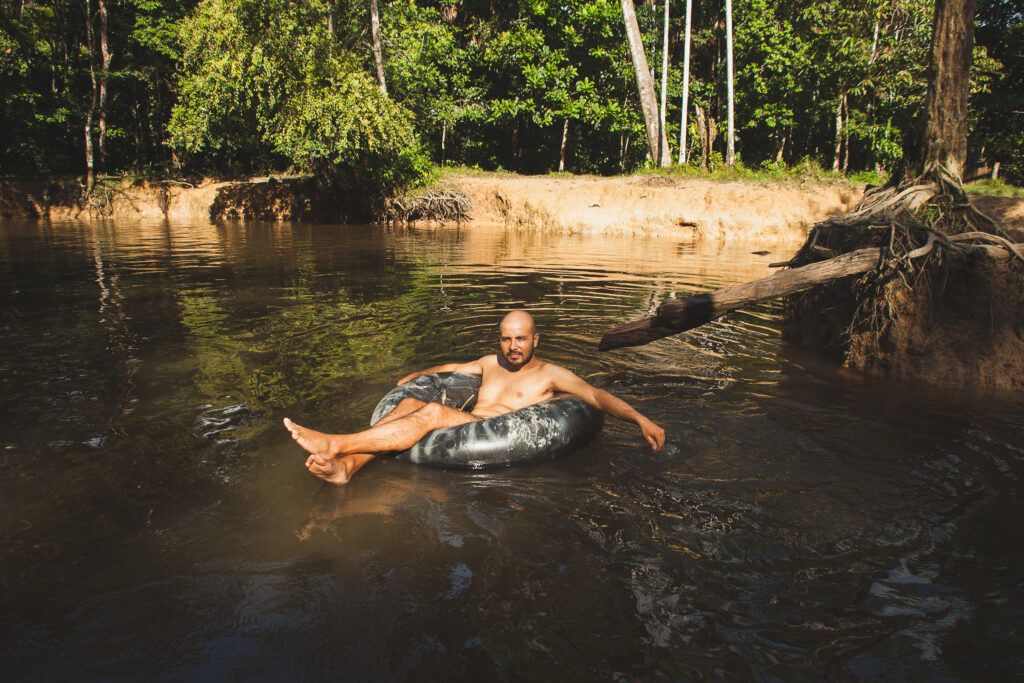 hombre en camara inflada en rio amazonico
