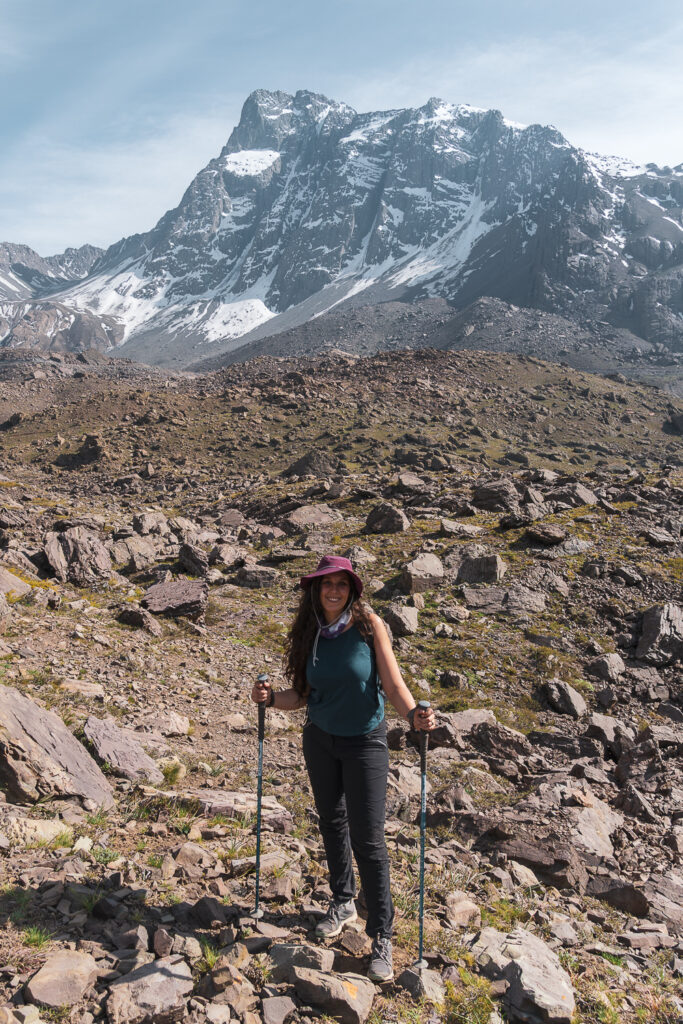 mujer en la montaña con bastones de trekking